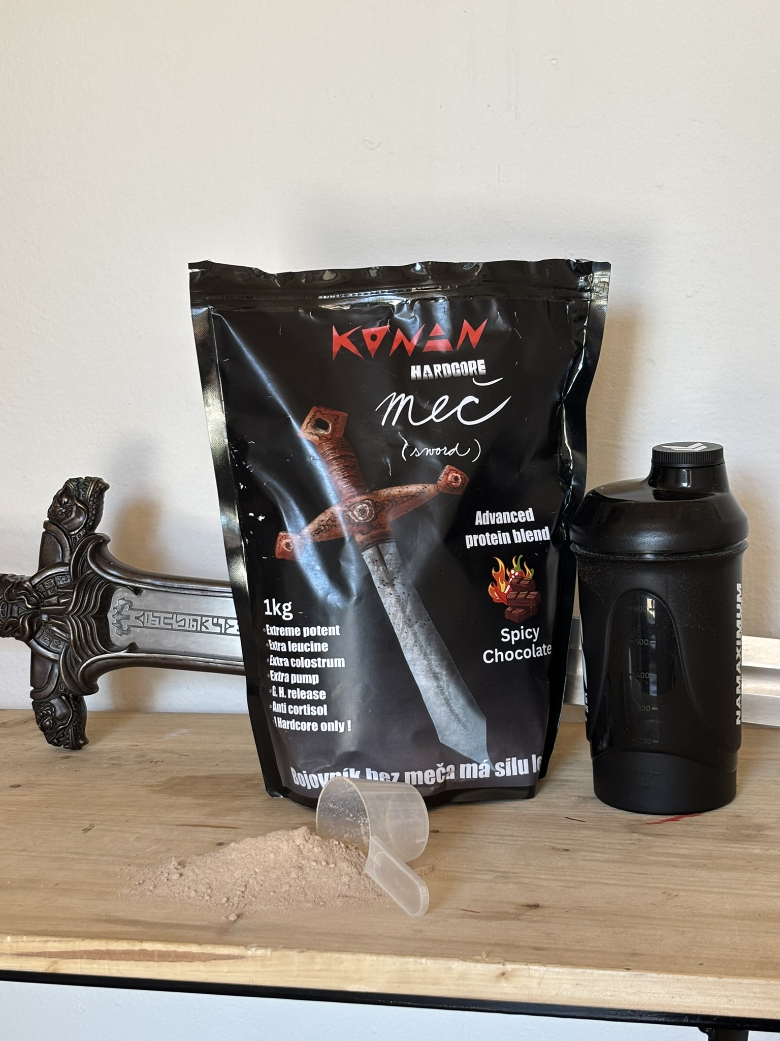 KONAN Hardcore MEČ - srvátkový proteín bez laktózy určený na regeneráciu a rast svalov po tréningu. SPICY CHOCOLATE
